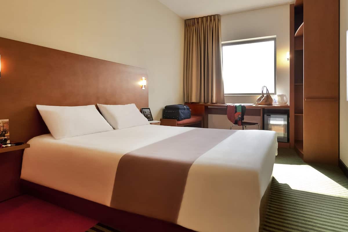 Egyptian cotton sheets, Select Comfort beds, in-room safe, desk