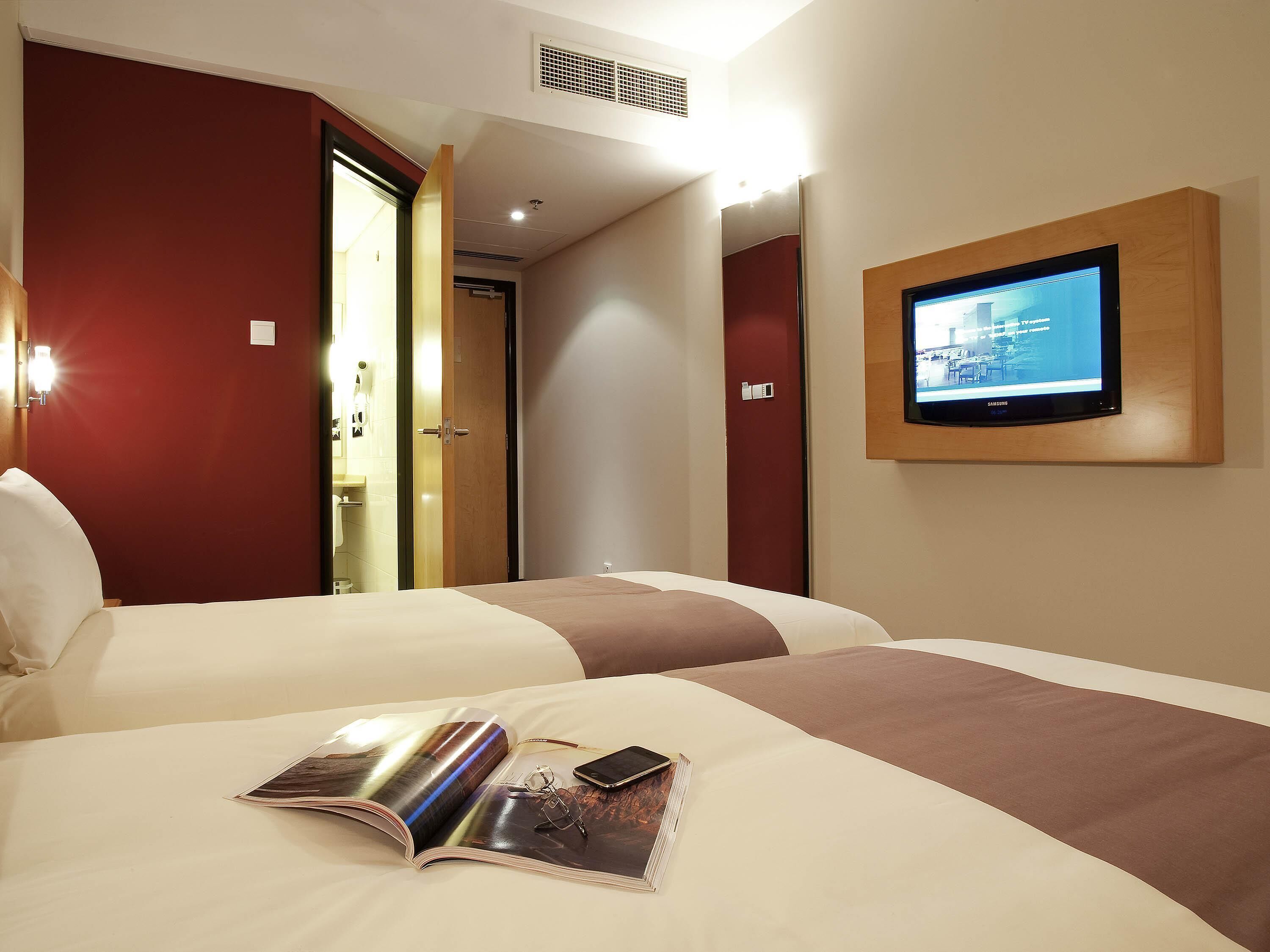 Kamar, 2 Tempat Tidur Twin | Seprai katun Mesir, tempat tidur Select Comfort, brankas, dan meja kerja