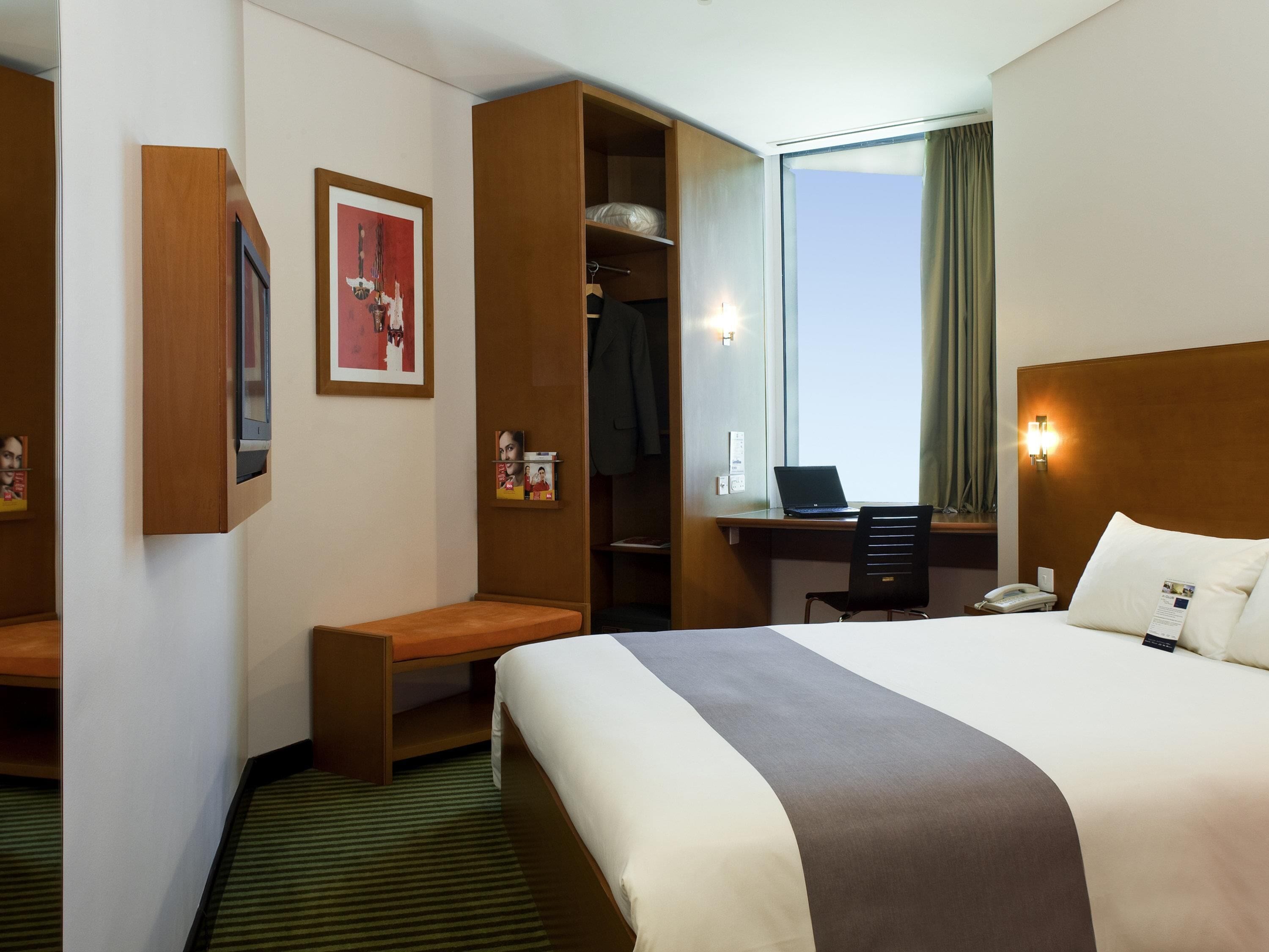 ผ้าปูที่นอนฝ้ายอียิปต์, เตียง Select Comfort, ตู้นิรภัยในห้องพัก