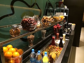 Un buffet proposant une variété de plats et de boissons.