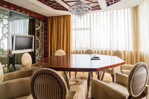 Minibar, in-room safe, iron/ironing board, free WiFi - Radisson Tianjin (Tianjin)