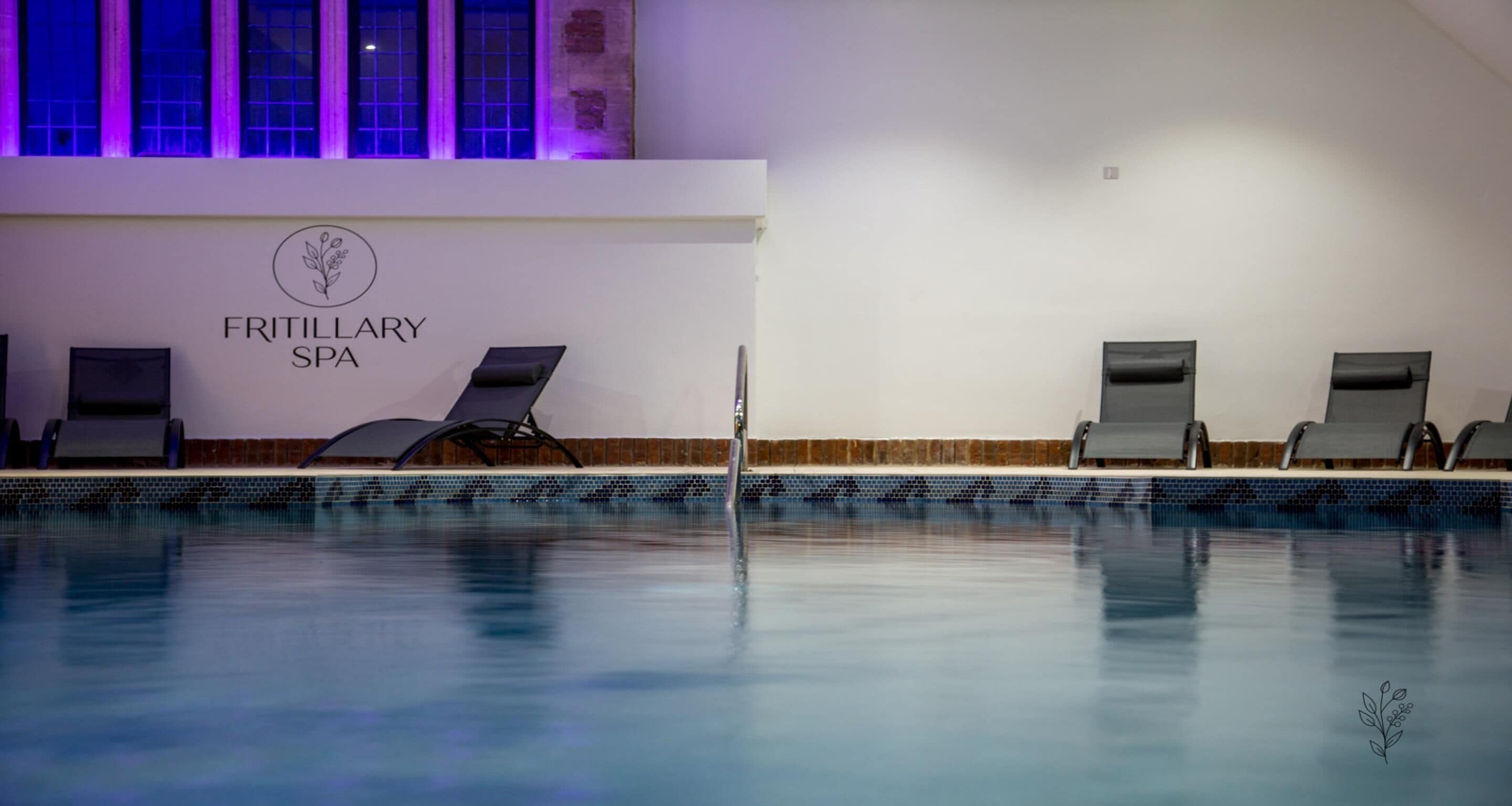 Piscine couverte, accès possible de 06 h 00 à 22 h 00, chaises longues 
