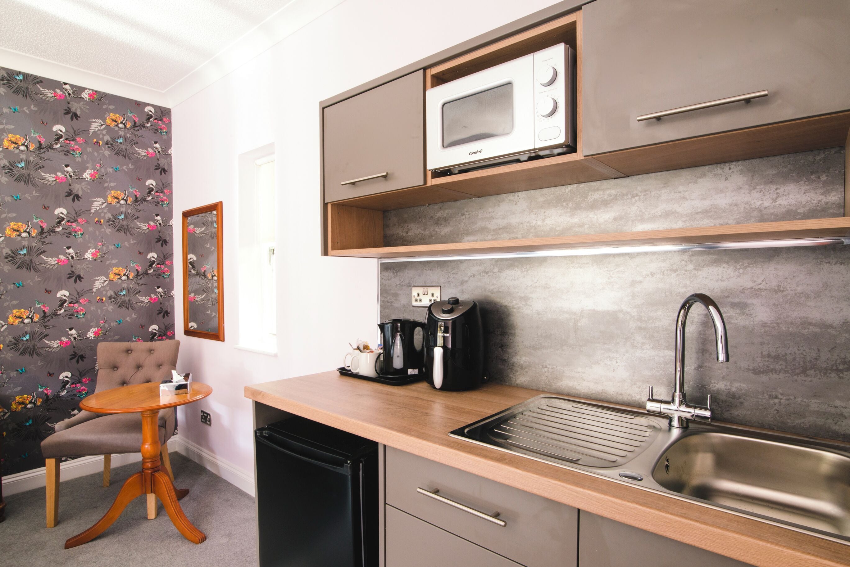 standard room, 1 double bed, kitchenette, courtyard area | private kitchenette | electric kettle