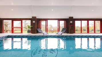 Indendørs pool, åben fra kl. 06.00 til kl. 22.00, liggestole