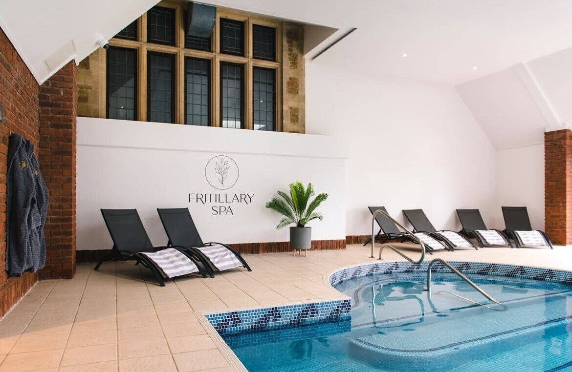 室內泳池；06:00 至 22:00 開放；躺椅