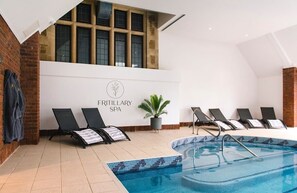 Alberca techada, acceso de 06:00 a 22:00, y camastros