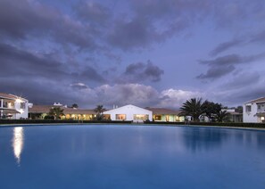 Piscina externa sazonal, espreguiçadeiras