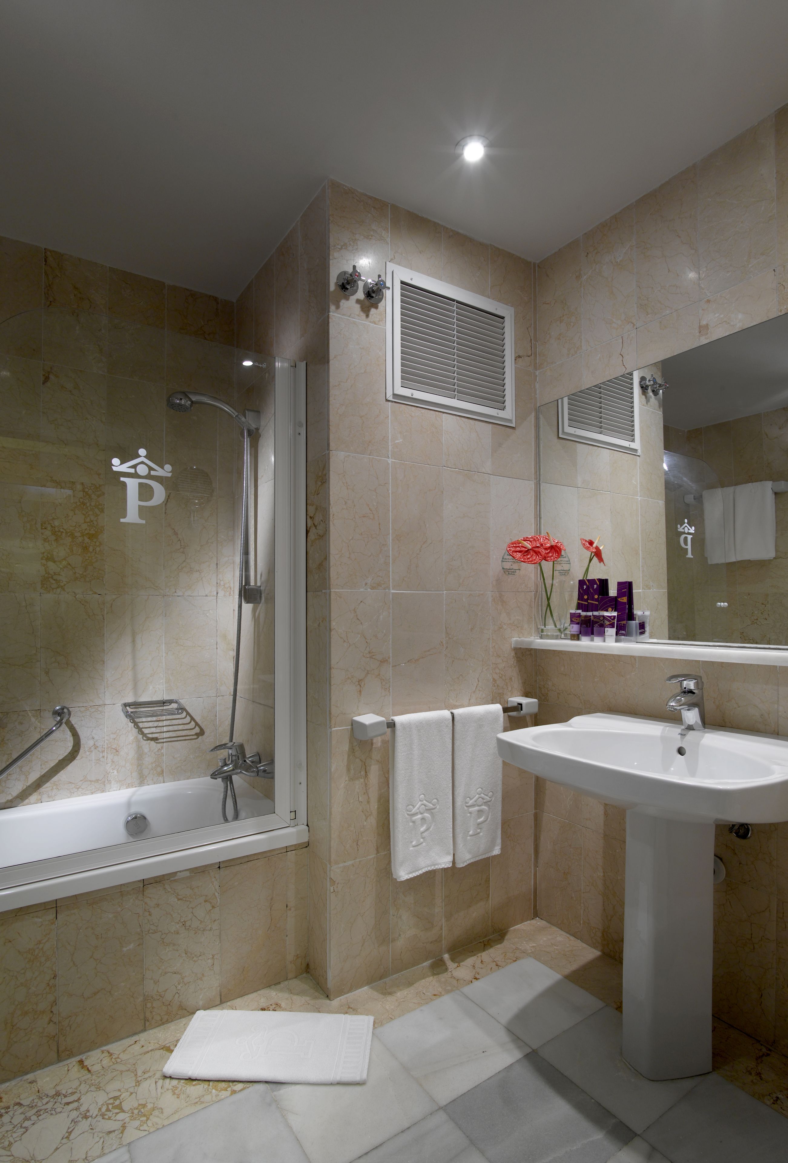 combined shower/bathtub, free toiletries, hair dryer, bidet