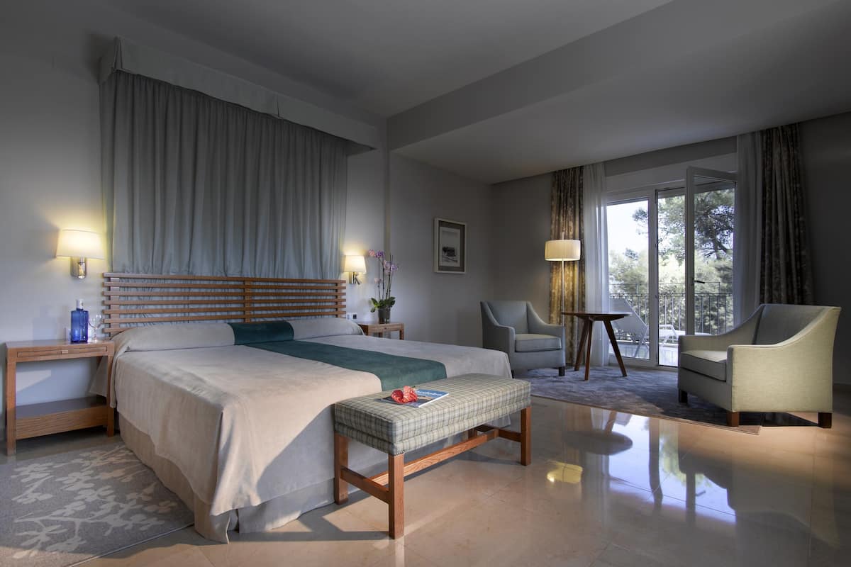 minibar, in-room safe, desk, soundproofing