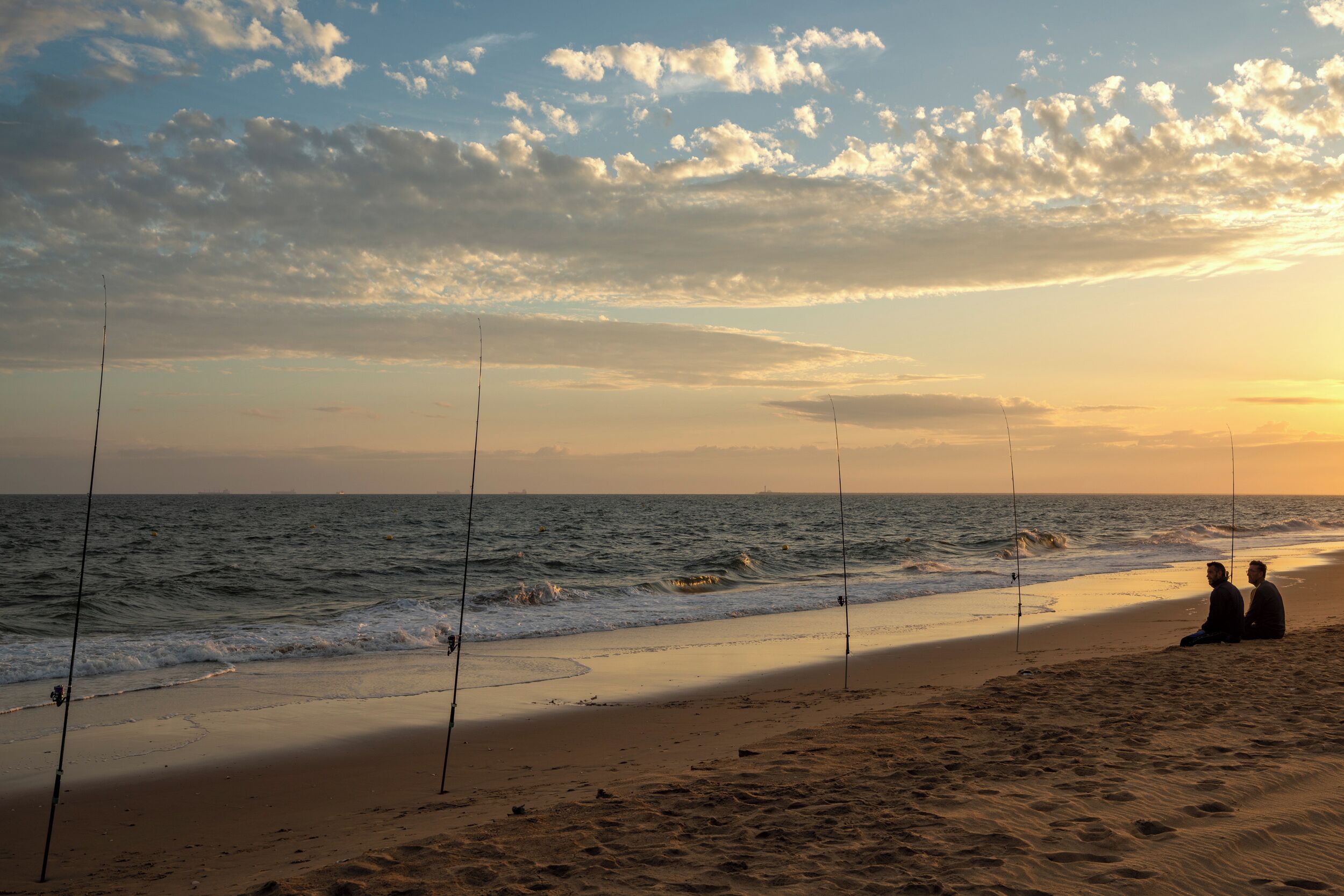 Am Strand, weißer Sandstrand, Sonnenschirme, Strandtücher
