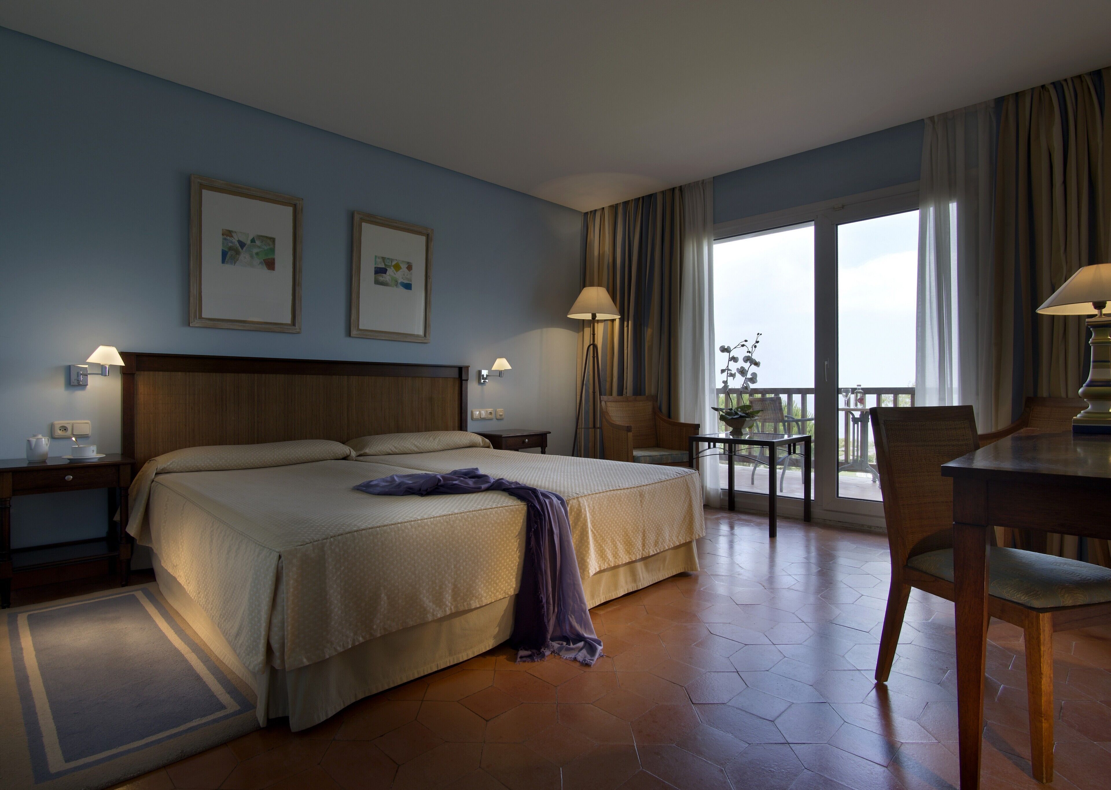 迷你吧、客房内保险箱、办公桌、笔记本电脑工作区