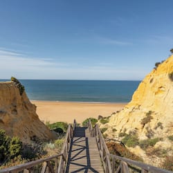 Sulla spiaggia, sabbia bianca, ombrelloni, teli da spiaggia