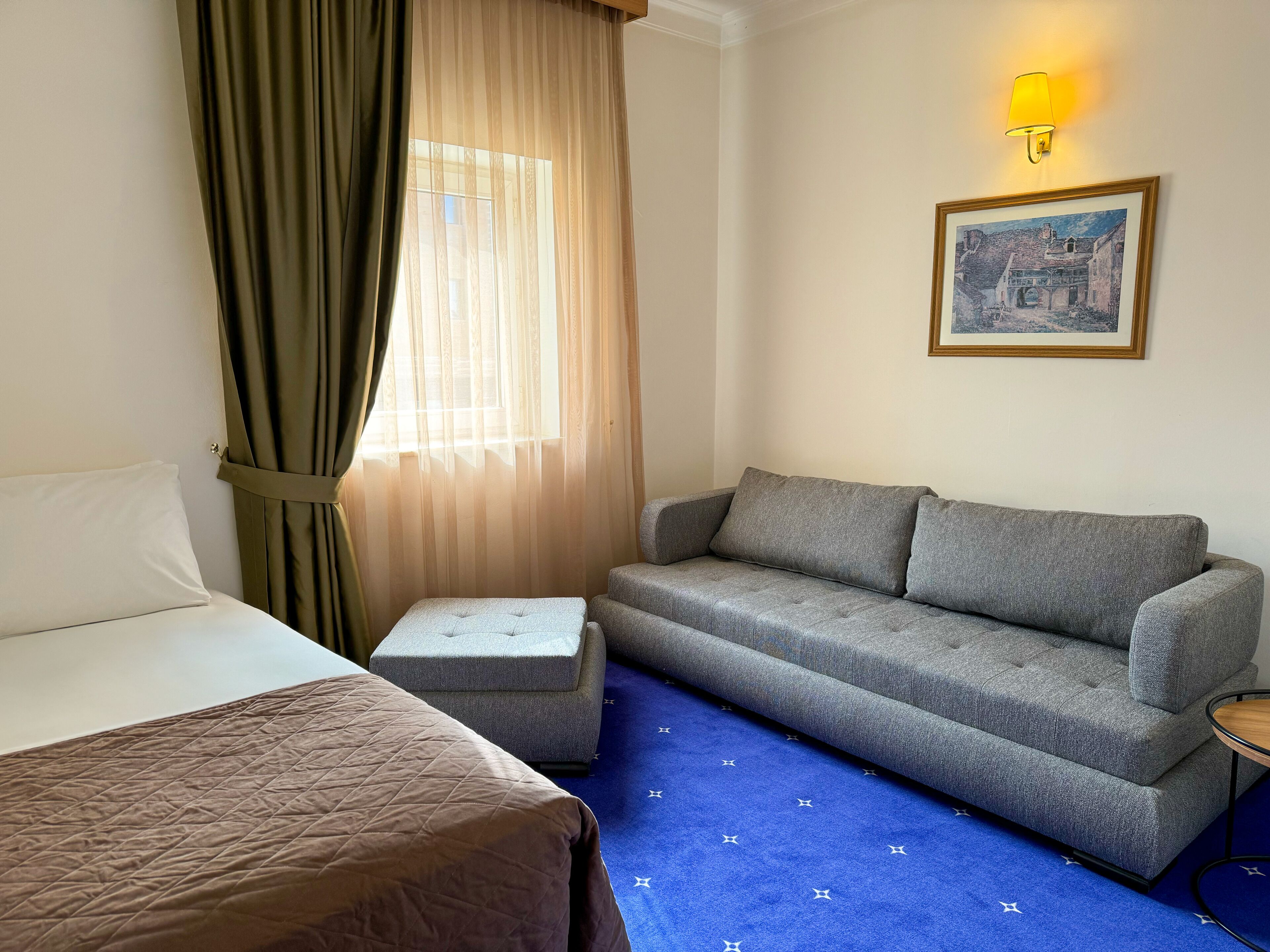 Literie de qualité supérieure, coffres-forts dans les chambres, bureau