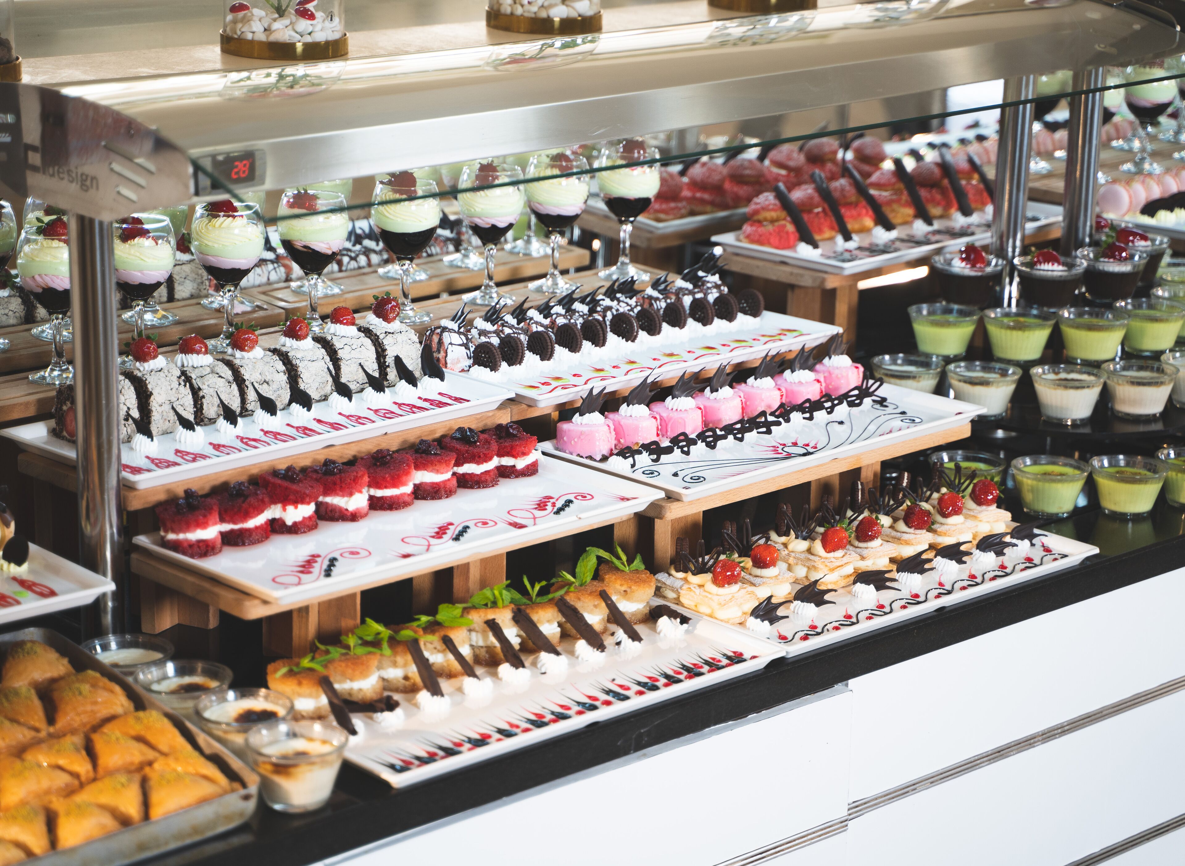 Eine Auswahl an Desserts und Backwaren auf einer Buffettheke.