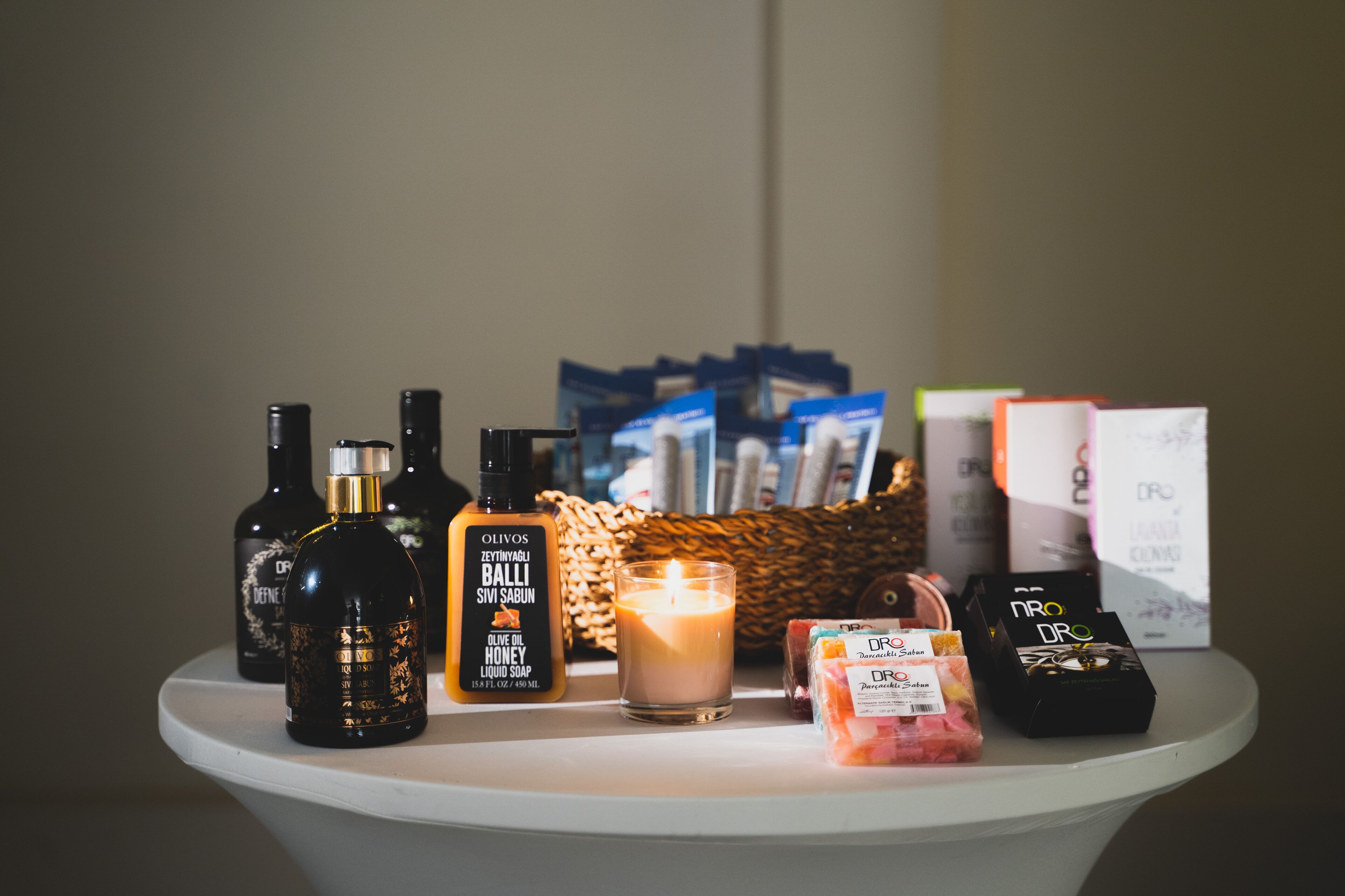 Un tavolo con diversi articoli da toilette e una candela.