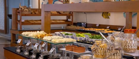 2 restaurantes; se sirven comidas