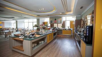 Sarapan bufet setiap hari (EUR 2.80 seorang)