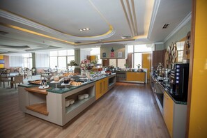 Se ofrece un desayuno bufé (2.80 EUR por persona)