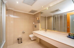 Junior Suite | Bathroom | Combined shower/tub, deep soaking tub, free toiletries, hair dryer -  Anemon Kent Ege Otel  (Izmir)
