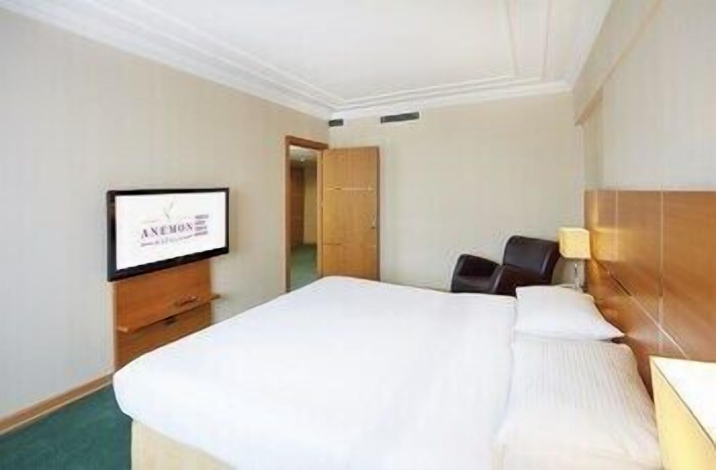 Minibar, in-room safe, desk, free WiFi