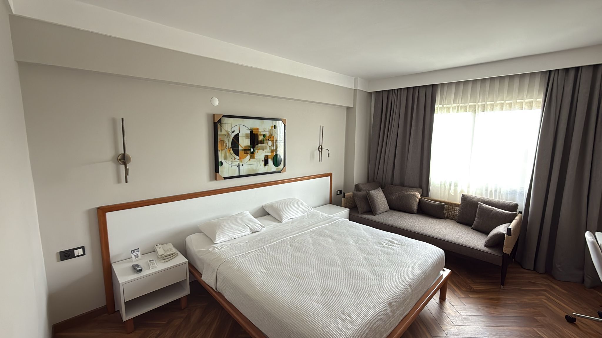 Rom – superior, flere senger | Minibar, safe på rommet, skrivebord og wi-fi (inkludert)