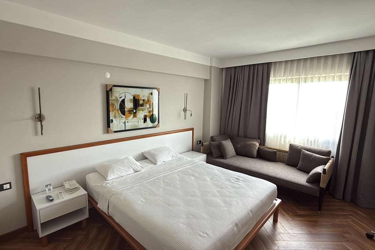 Rom – superior, flere senger | Minibar, safe på rommet, skrivebord og wi-fi (inkludert)