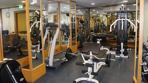 A gym with various exercise equipment, mirrors, and a clock on the wall. - Hotel Buyuk Keban (Istanbul)