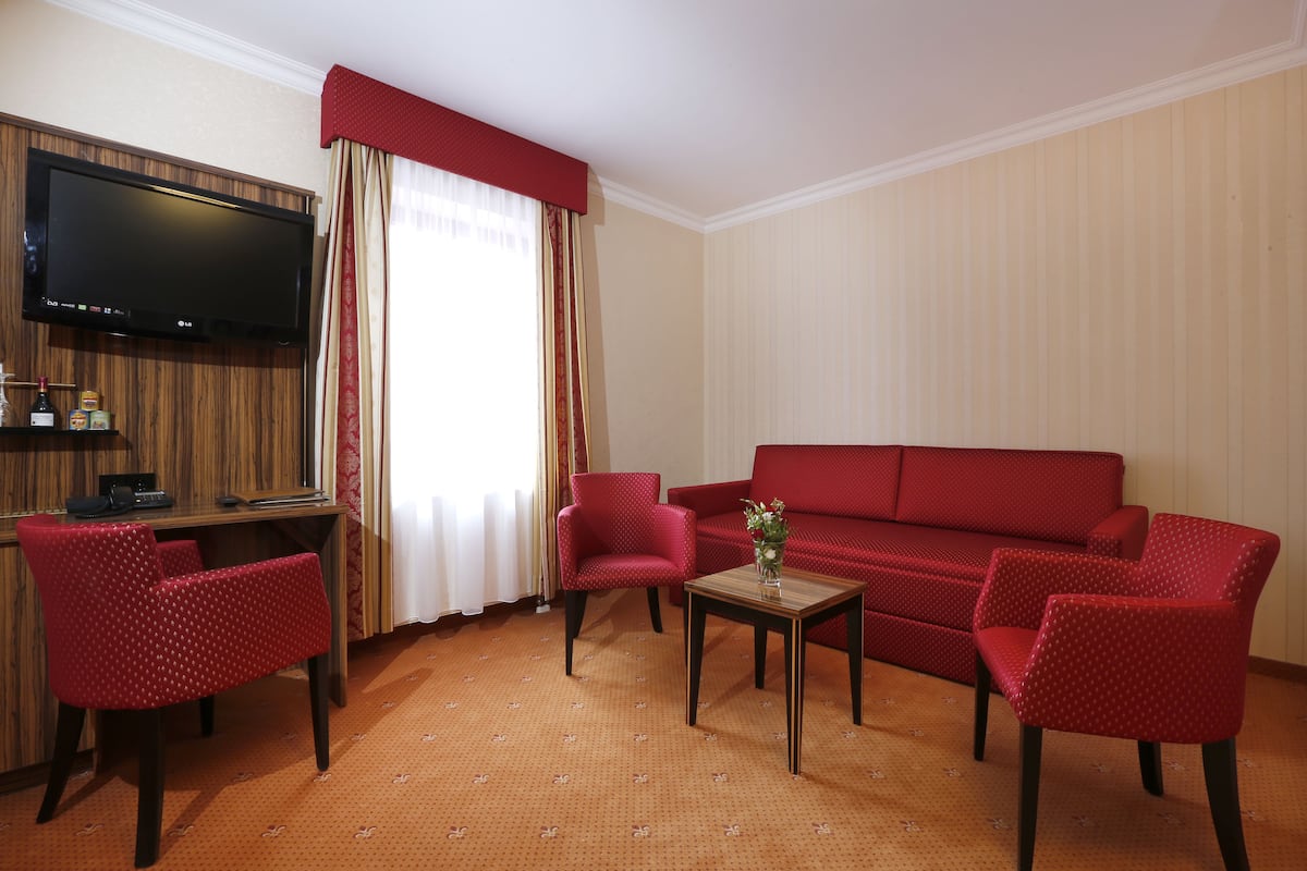 Room | Peti besi dalam bilik, meja, kalis bunyi, seterika/papan seterika