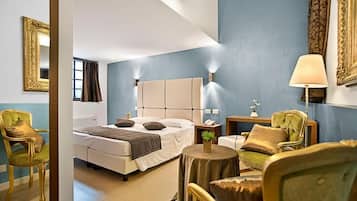 1 habitación, cubrecamas, minibar y caja de seguridad en la habitación