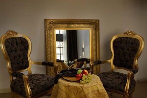 Superior Double Room, Patio | Living area | 30-inch flat-screen TV with satellite channels - Al Canal Regio (Venice)