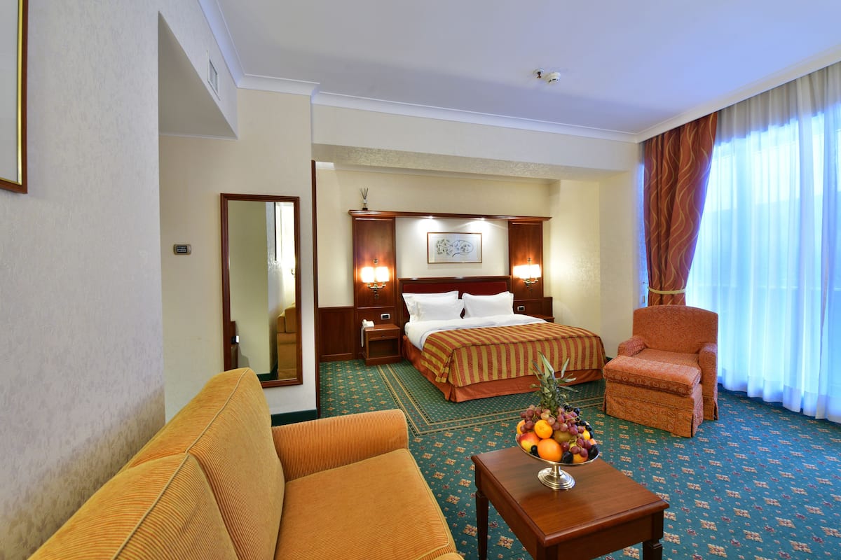 executive double room, 1 queen bed, mountain view | minibar, in-room safe, desk, blackout curtains