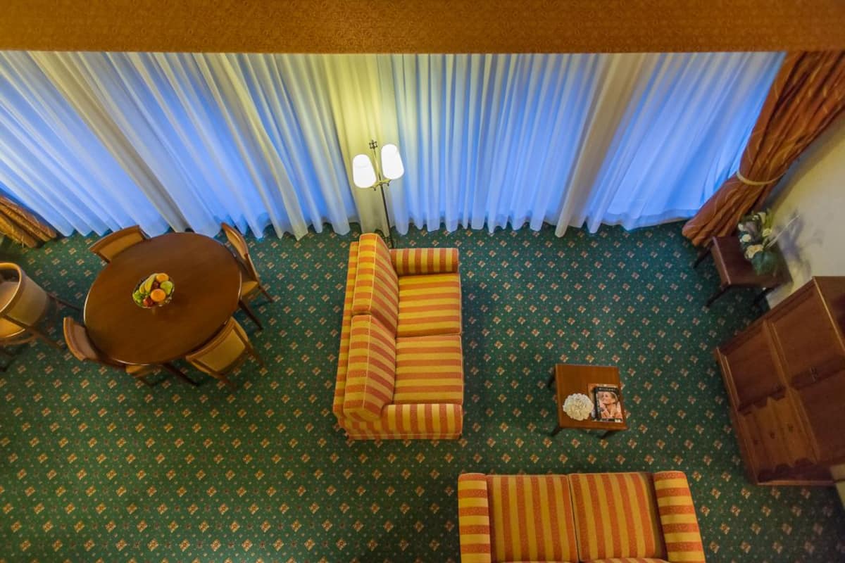 Suite, Bergblick | Wohnbereich | Fernseher