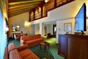 Suite, uitzicht op bergen | Een minibar, een kluis op de kamer, een bureau, verduisterende gordijnen