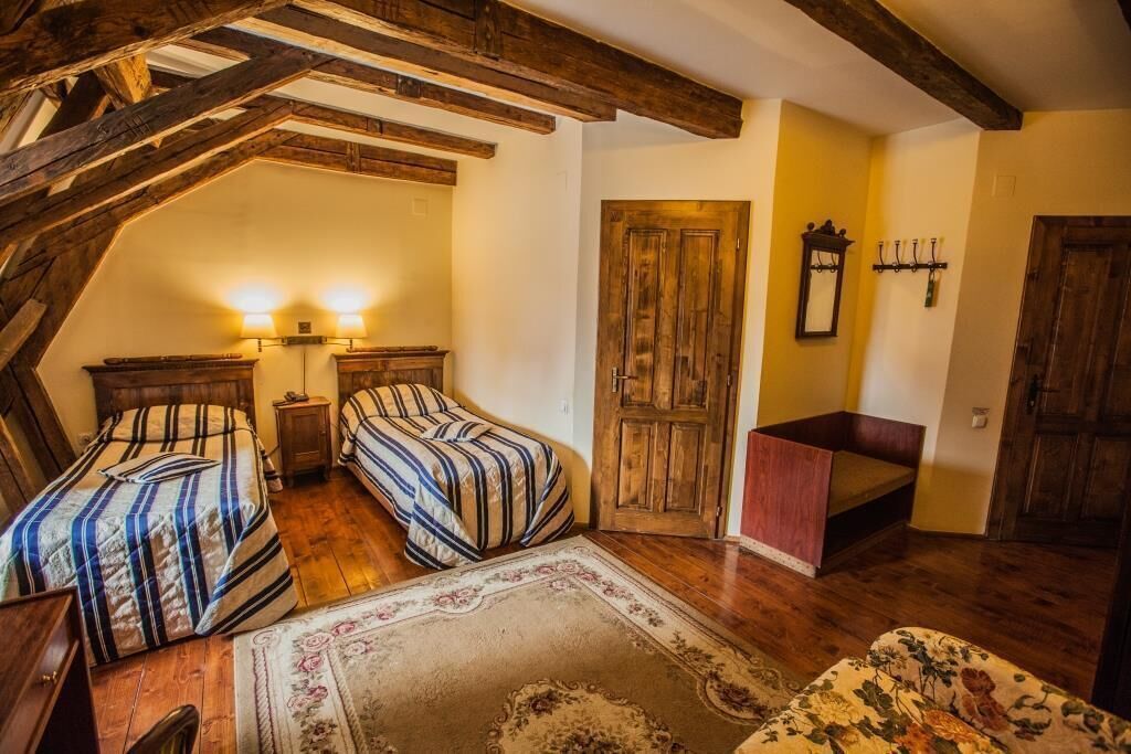 Sängtillbehör av högsta kvalitet, minibar och skrivbord