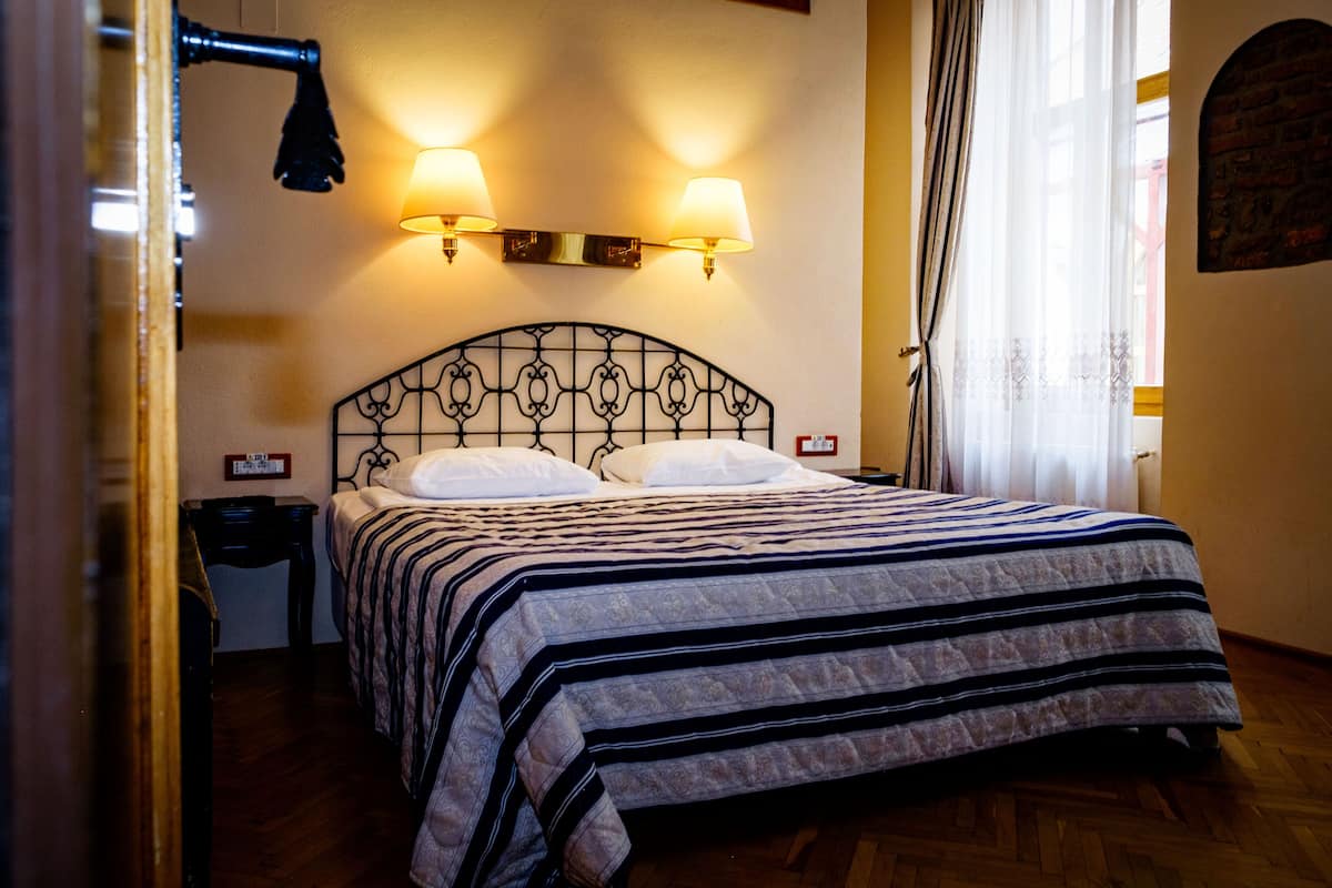 Habitación doble estándar | Ropa de cama de alta calidad, minibar y escritorio