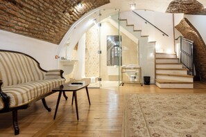 Ropa de cama de alta calidad, minibar y escritorio 