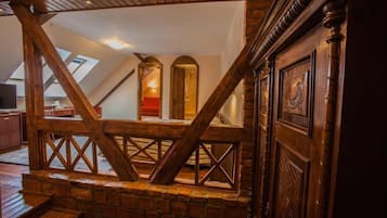 Superior kamer | Luxe beddengoed, een minibar, een bureau, een strijkplank/strijkijzer