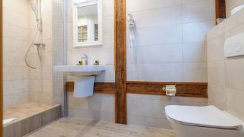 Un baño con ducha, lavamanos e inodoro.