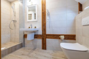 Un baño con ducha, lavamanos e inodoro.