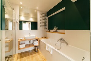 Junior Double Room | Bathroom - Hotel Tarnava (Odorheiu Secuiesc)