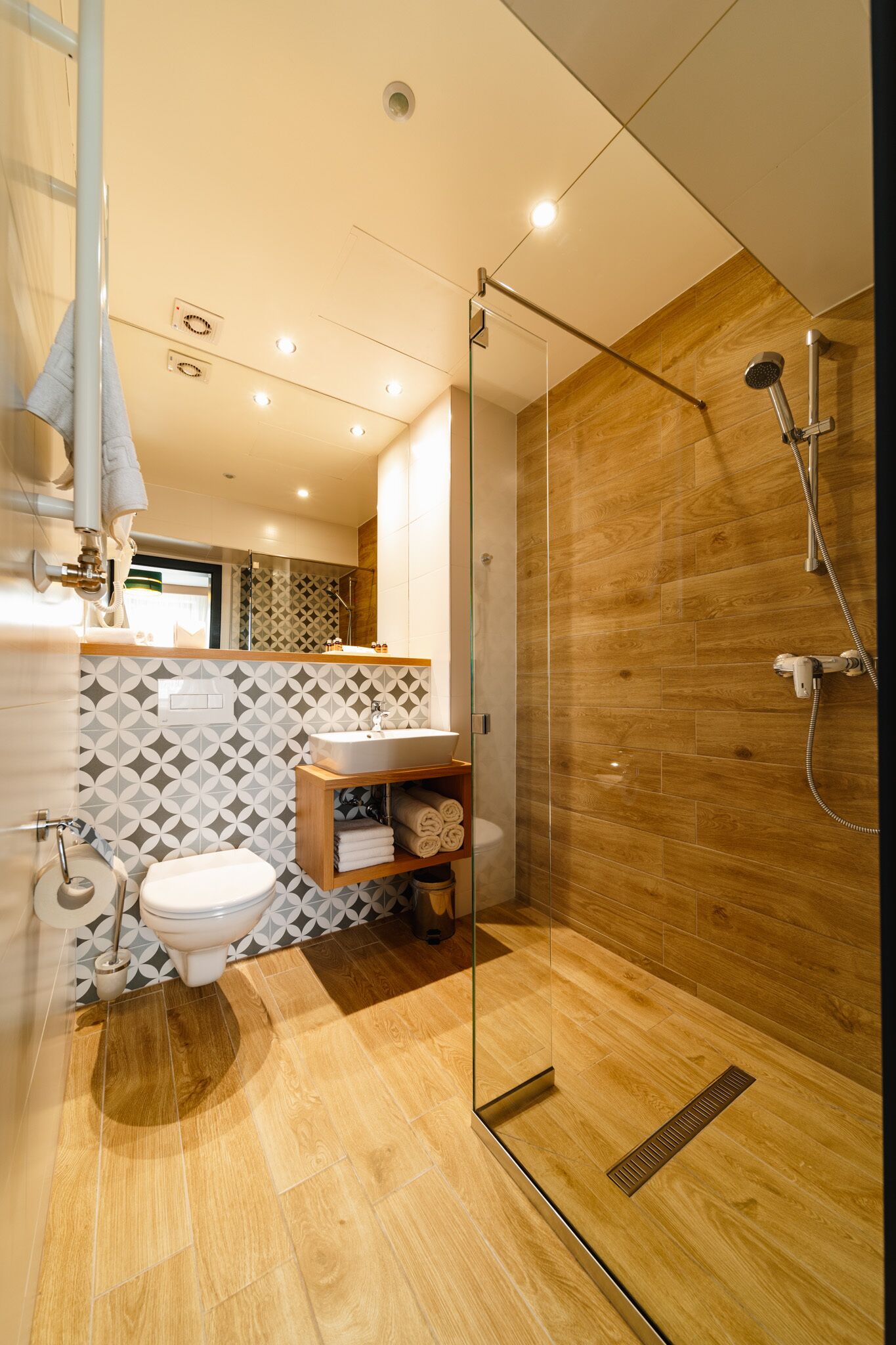 Dreibettzimmer | Badezimmer | Kostenlose Toilettenartikel, Haartrockner