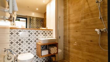 Dreibettzimmer | Badezimmer | Kostenlose Toilettenartikel, Haartrockner