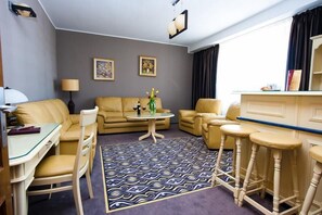 Suite, 1 Bedroom | Living room | TV - Hotel Onix (Cluj-Napoca)