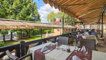 تقديم الإفطار والغداء والعشاء