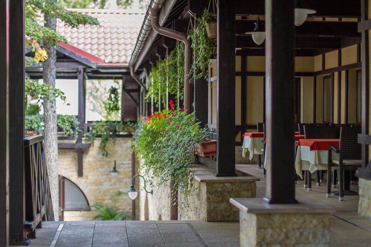 breakfast, lunch and dinner served