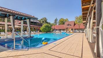 من حمّامات السباحة المغطاة، حمّام سباحة خارجي