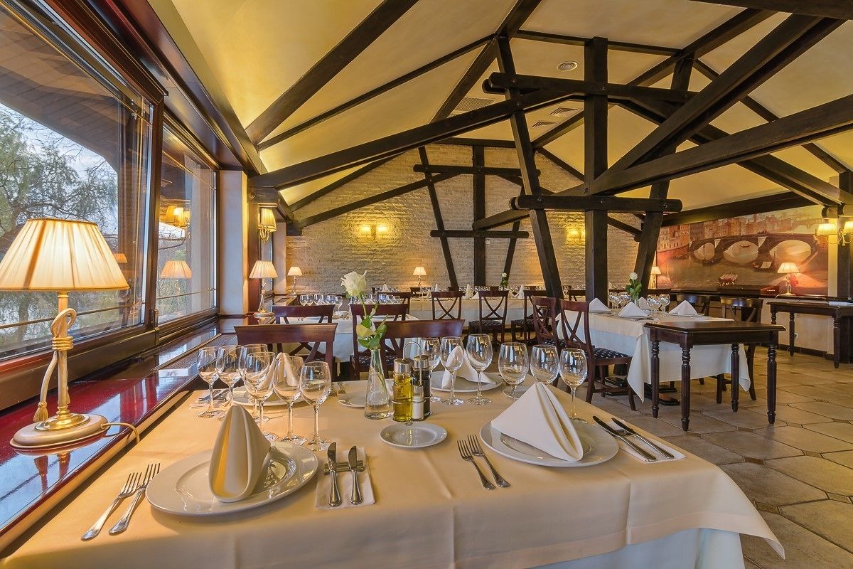 breakfast, lunch and dinner served