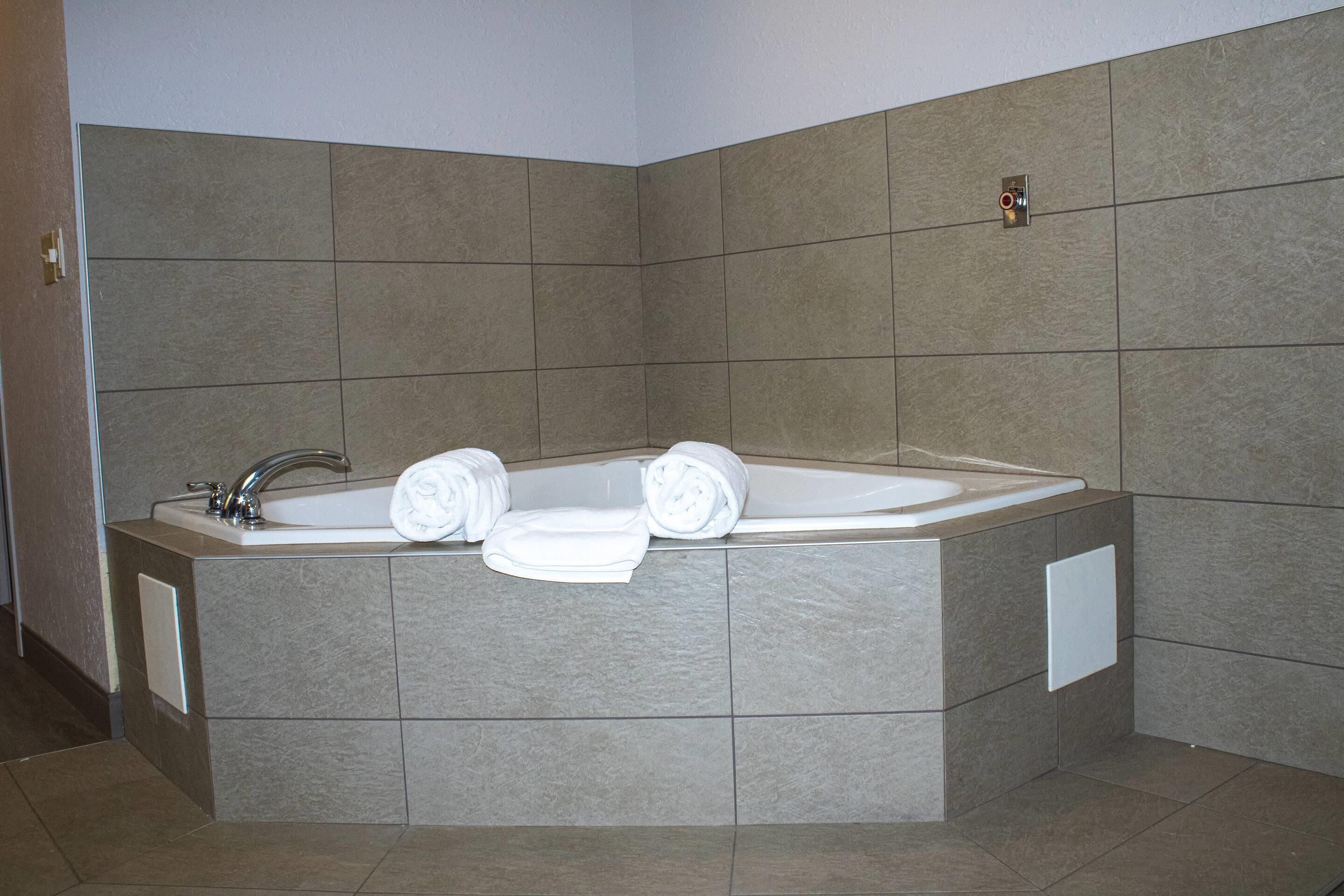 Ein modernes Badezimmer mit freistehender Badewanne, integriertem Waschbecken und einem Handtuchhalter.