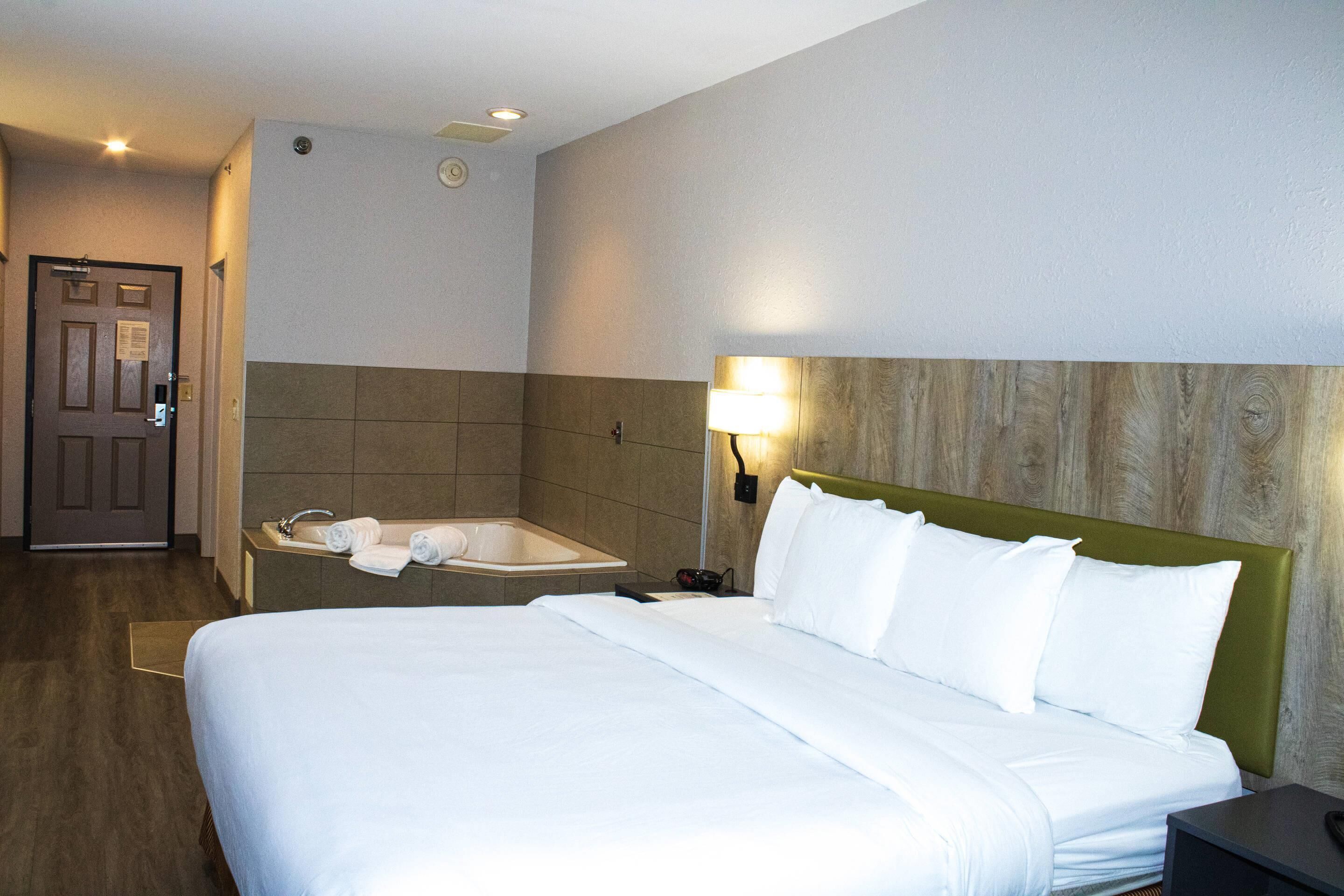 高級寝具、デスク、遮光カーテン、防音設備