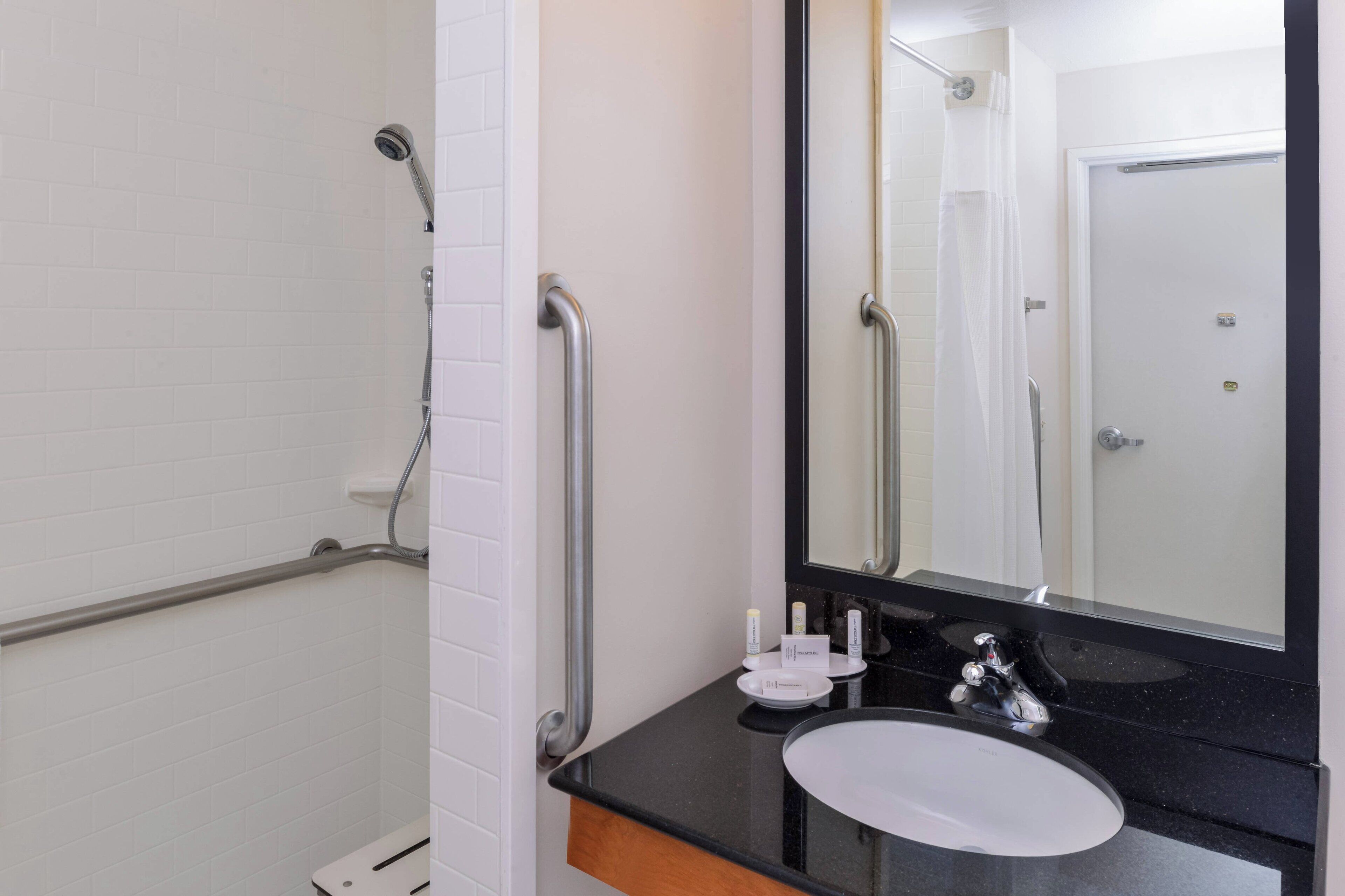 room, 1 king bed, non smoking | bathroom | combined shower/bathtub, free toiletries, hair dryer, towels